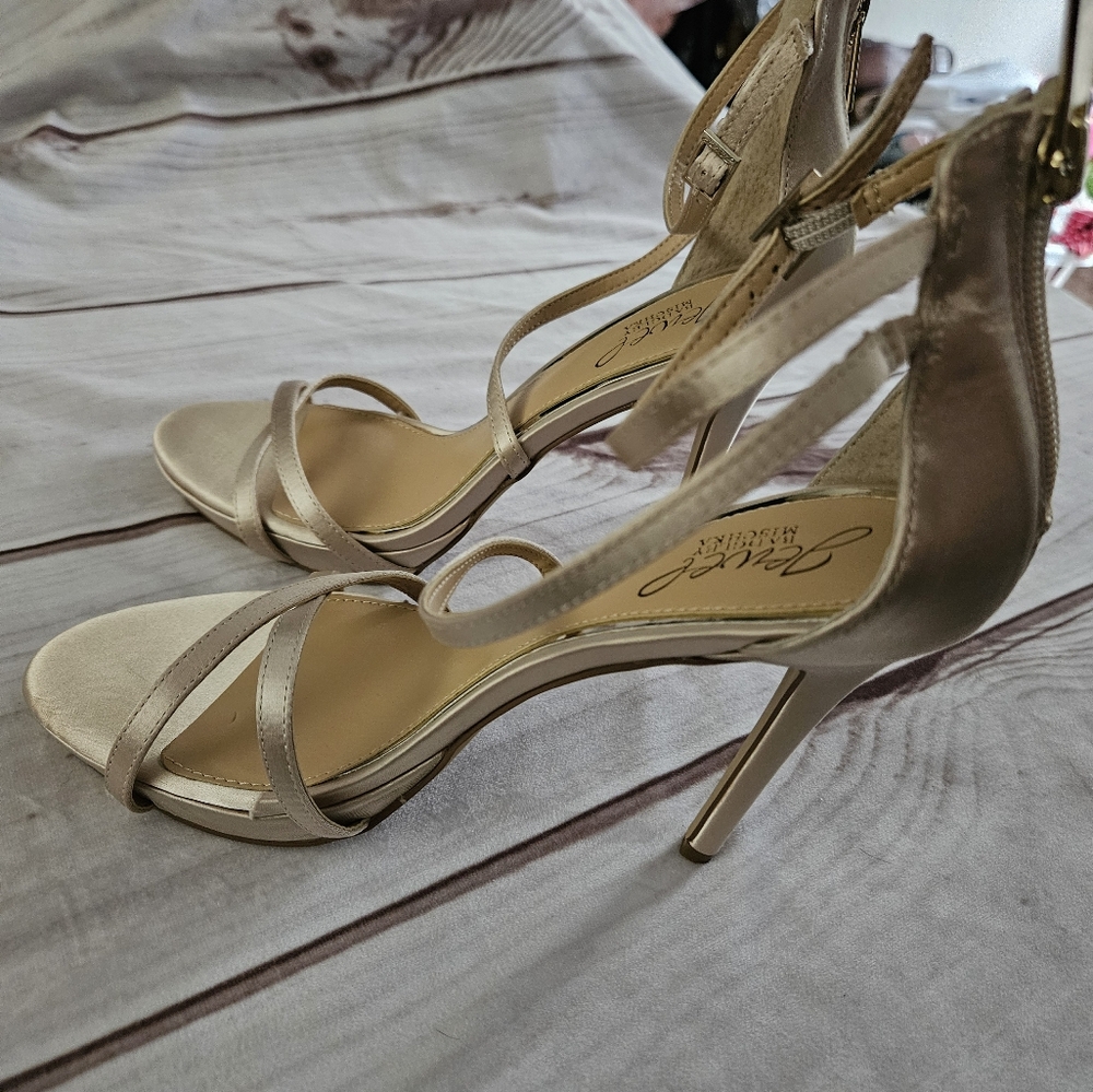 Badgley Mischka Jewel Sandals Heels  Galen Champagne Satin SZ 7 NWOT - Picture 6 of 8